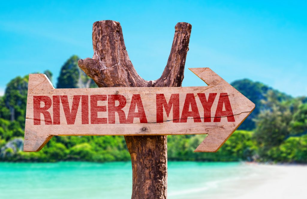 Foto eines Holzschildes mit dem Schriftzug Riviera Maya in Mexiko.